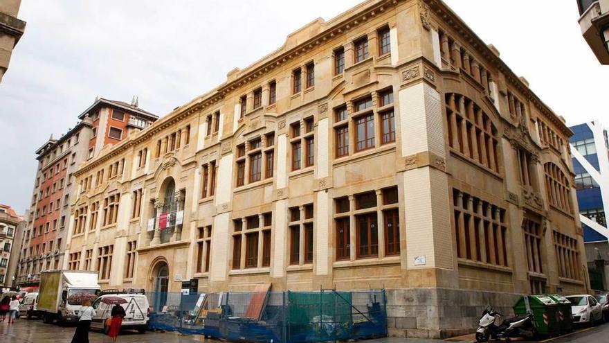 El edificio de la antigua Escuela de Comercio, con las obras a punto de concluir, en una foto tomada ayer.