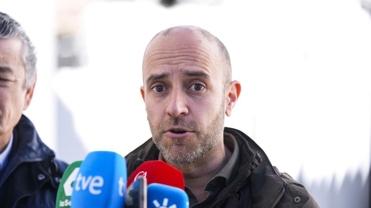 El alcalde de Grazalema, Carlos Javier García, en una imagen tras las reunión con el consejero de Sanidad y Presidencia y de la consejera de Educación.