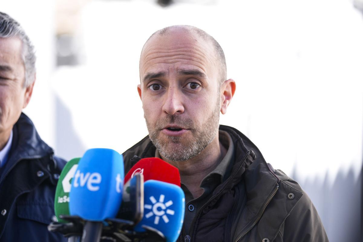 El alcalde de Grazalema, Carlos Javier García, en una imagen tras las reunión con el consejero de Sanidad y Presidencia y de la consejera de Educación.