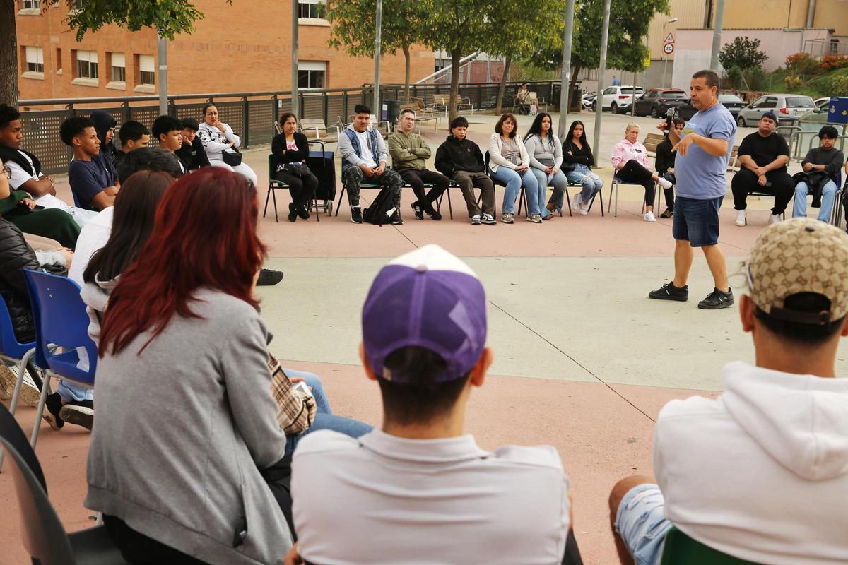 Protesta en Ciutat Meridiana para desatascar los PFI de 50 jóvenes del barrio