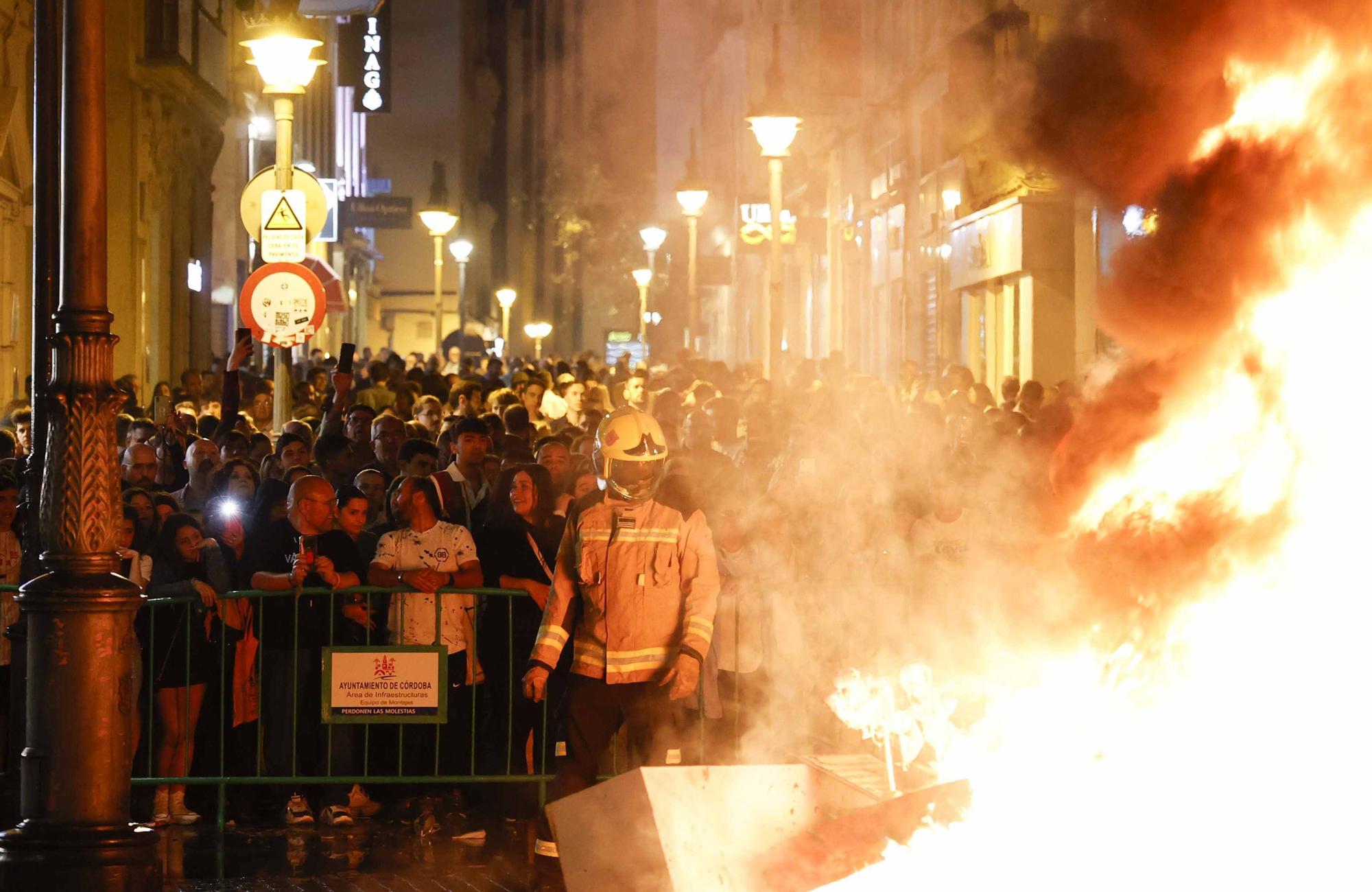 Pasacalles de las bellezas  y cremà Hogueras de Sant Joan en Córdoba