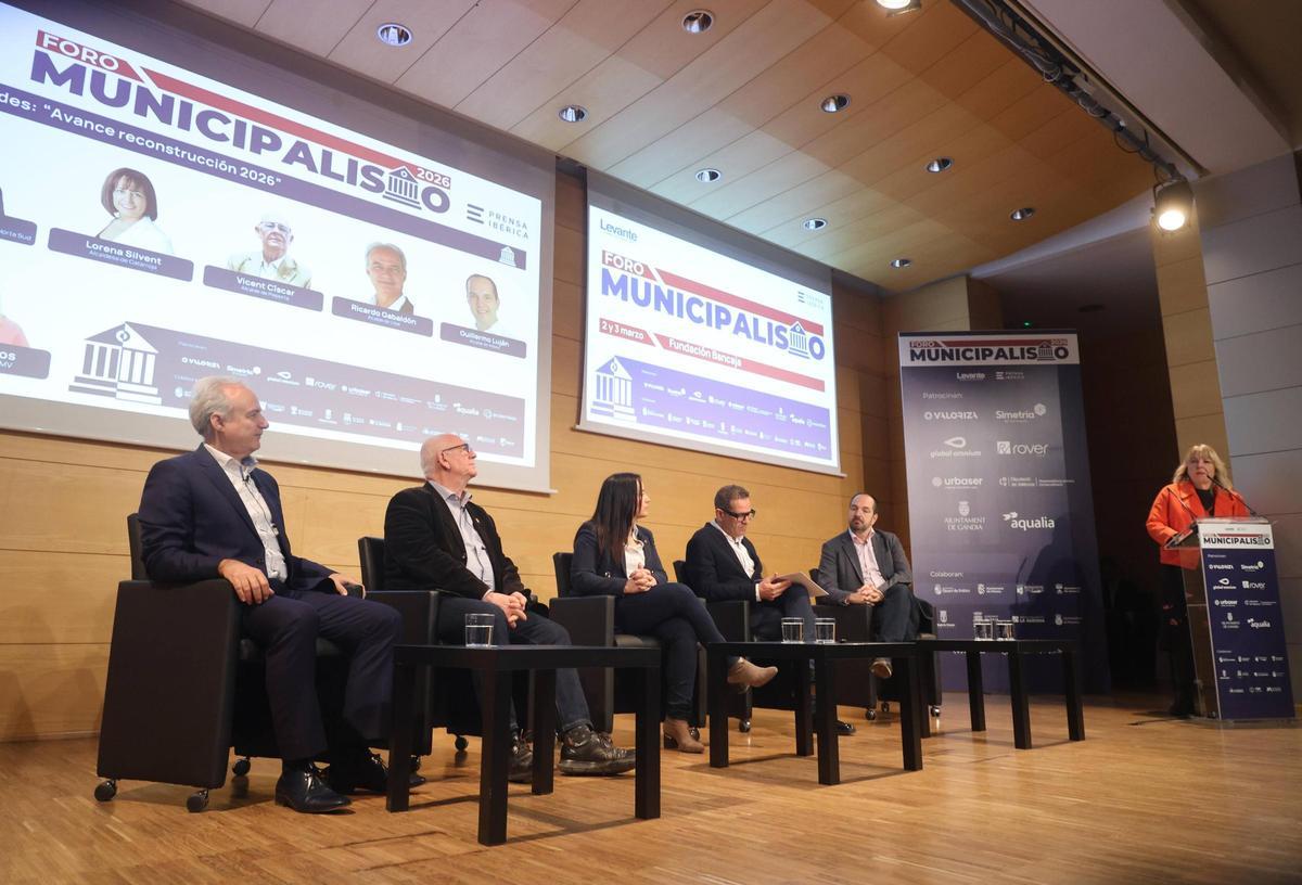 Los alcaldes participantes en la primera mesa del foro.
