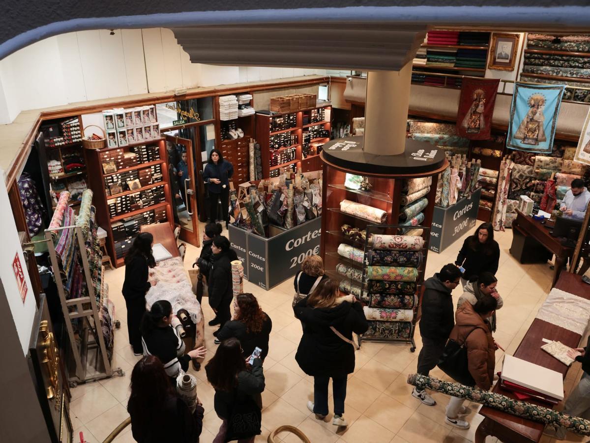 Las tiendas de indumentaria se han llenado para las rebajas.