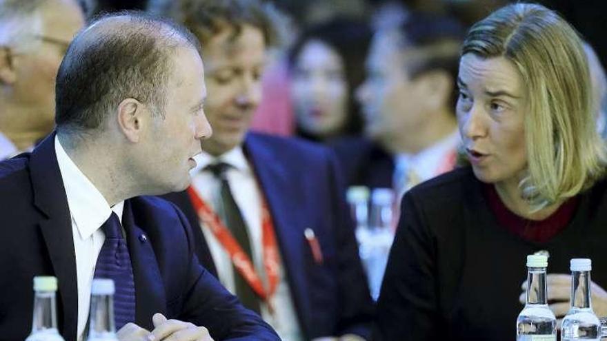 Mogherini, ayer, en Malta, con el &quot;premier&quot; de ese país, Joseph Muscat. // Efe