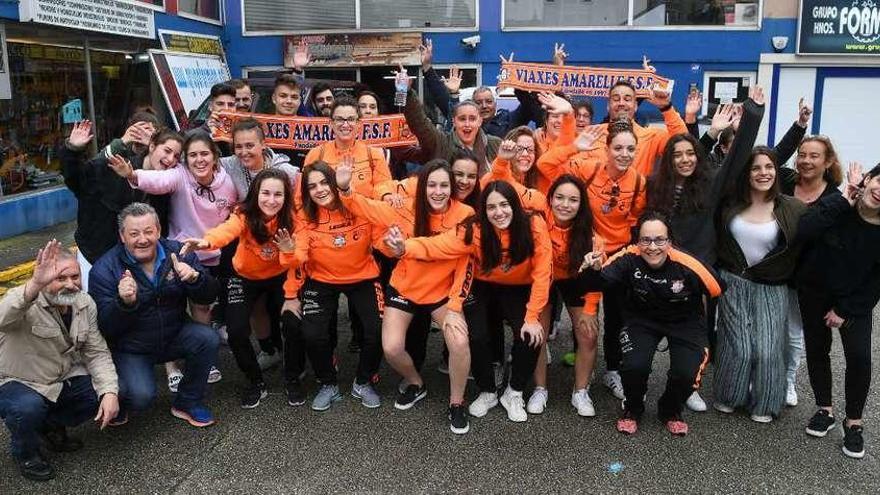 Las chicas del equipo naranja posan con los aficionados que las acompañaban en el viaje a Ciudad Real.