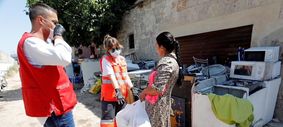 Reparto de alimentos de trabajadores de servicios sociales.