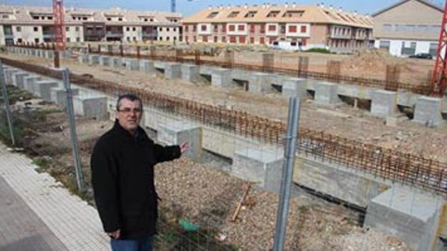 Vecinos de Llera exigen que las obras del colegio se reanuden de manera urgente