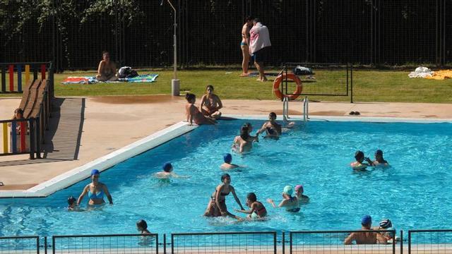 Bañistas en el recinto municipal de Lalín.