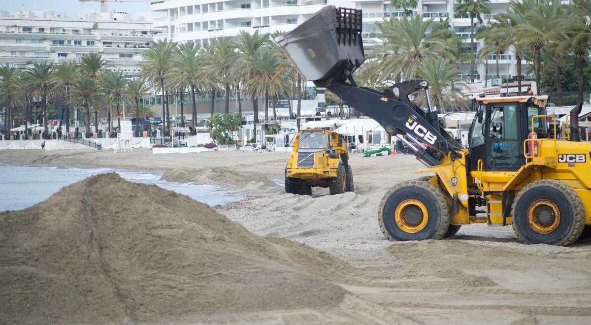 Maquinaria pesada repone arena en las playas del centro urbano de Marbella.