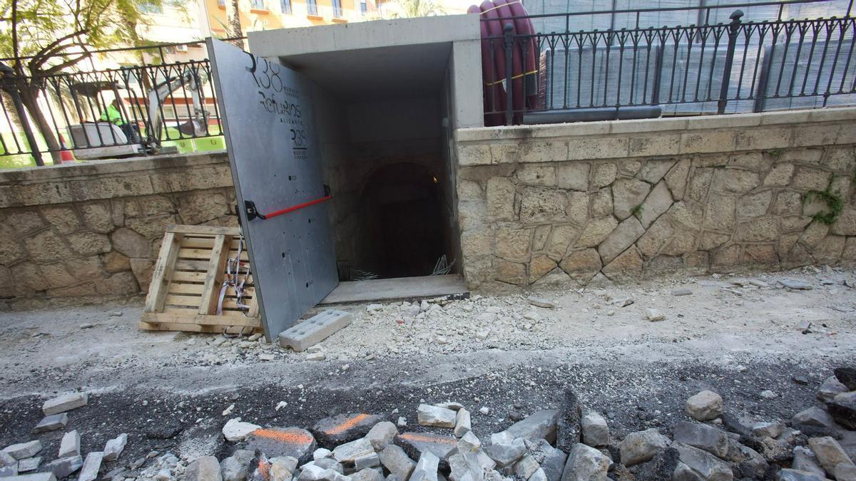El acceso a uno de los refugios antiaéreos, durante las últimas obras de adecuación.