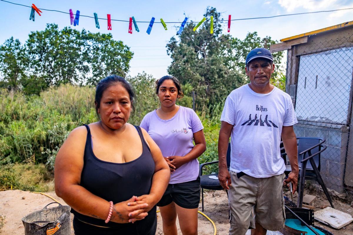 El 1 de julio de 2025, un día después del incendio que afectó la zona de barracas cercana al Port de Barcelona, Luis, de 46 años, un vecino del barrio, se encuentra junto a Jenny, de 43, y su hija Gabriela, de 24, en la casa de Gabriela. Como vecinos de las viviendas que se quemaron, expresan el profundo temor a que un suceso similar ocurra de nuevo, poniendo en riesgo sus hogares y sus vidas.