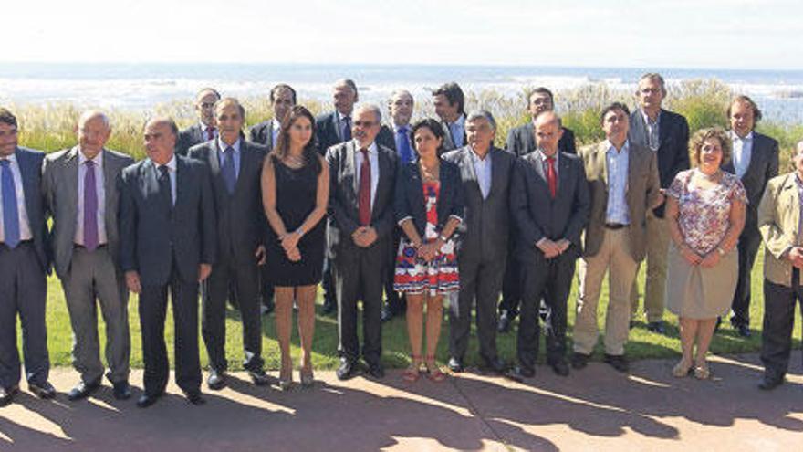 En total 22 políticos y empresarios de la Eurorregión firmaron ayer en Viana do Castelo una declaración que remitirán hoy a los Gobiernos de Portugal y España.  // Ricardo Grobas