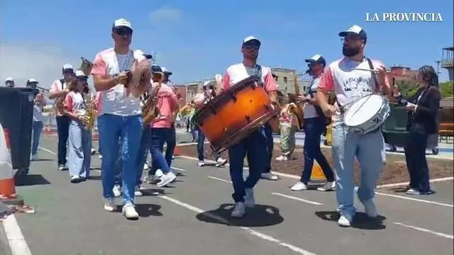 Ambiente previo a la misa del papa en los exteriores del Estadio de Gran Canaria