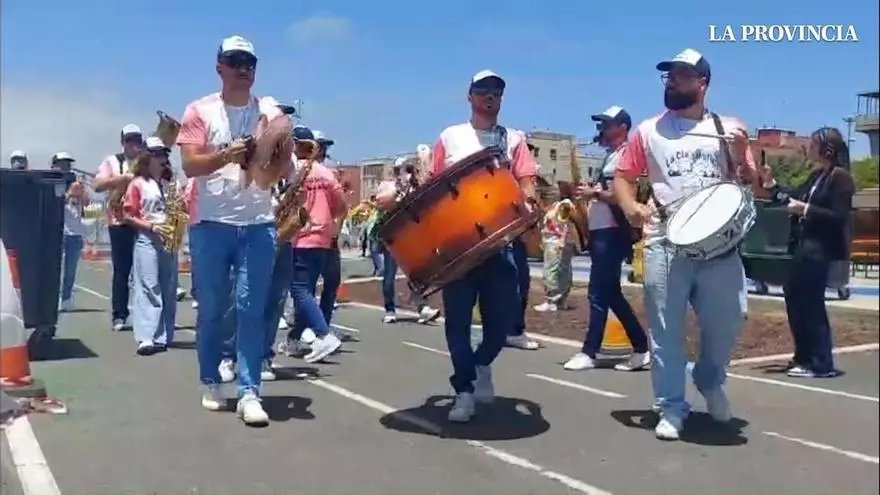Ambiente previo a la misa del papa en los exteriores del Estadio de Gran Canaria