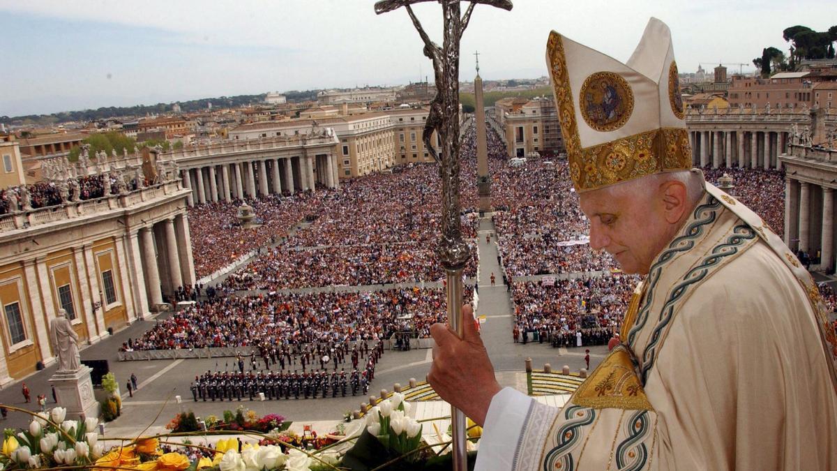 Benedicto XVI saludando a los fieles en una imagen de archivo.