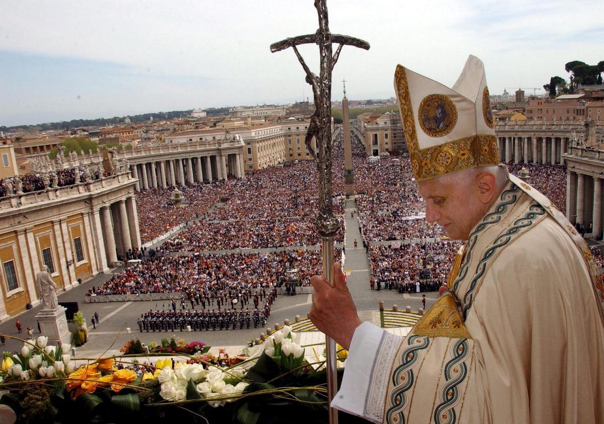Benedicto XVI, saludando a los fieles en la plaza de San Pedro.