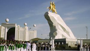 La recién inaugurada estatua bañada en oro del presidente de Turkmenistán.