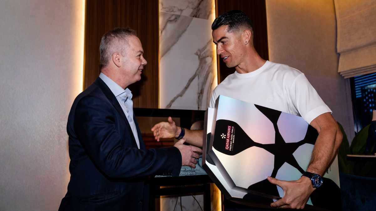Cristiano recibió una pala oficial Premier Padel de manos de Rob Mitchell, vicepresidente comercial del circuito