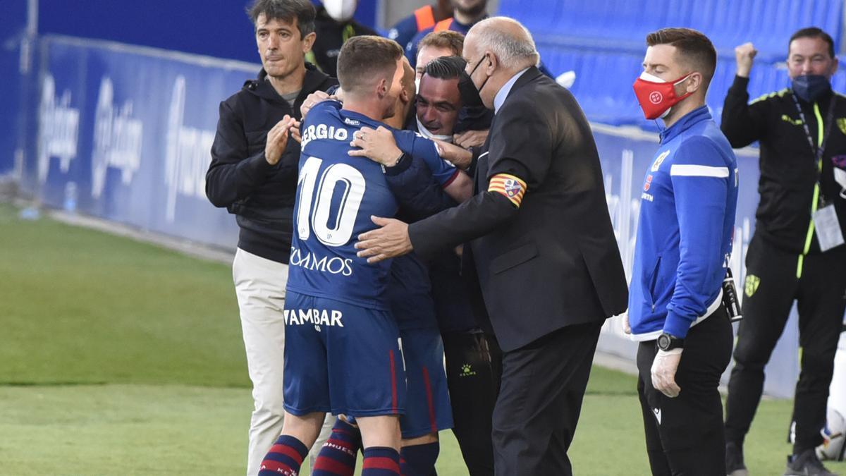 Sergio Gómez y Sandro, autor del gol, celebran el momento con el cuerpo técnico en el partido contra la RealSociedad.