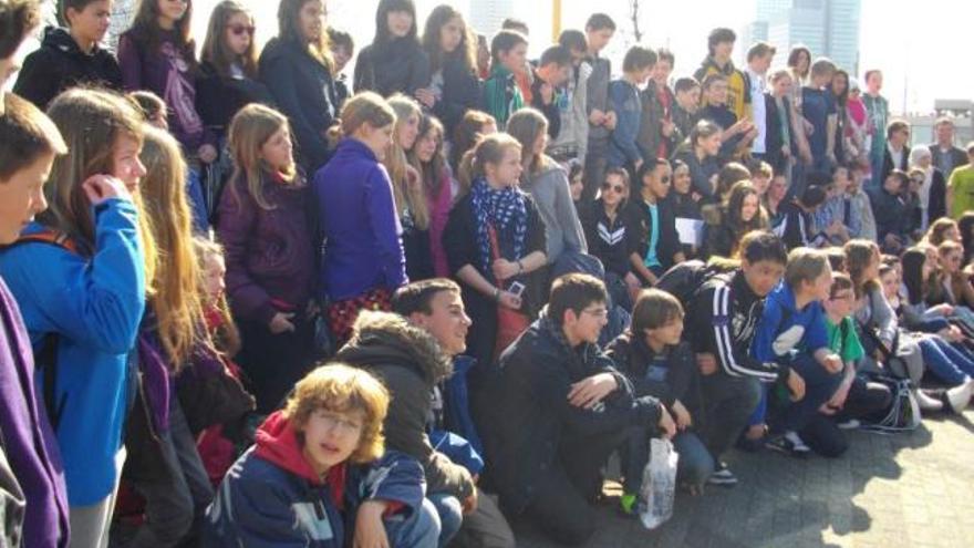 Los estudiantes posan para una foto de grupo en una de las visitas turísticas.