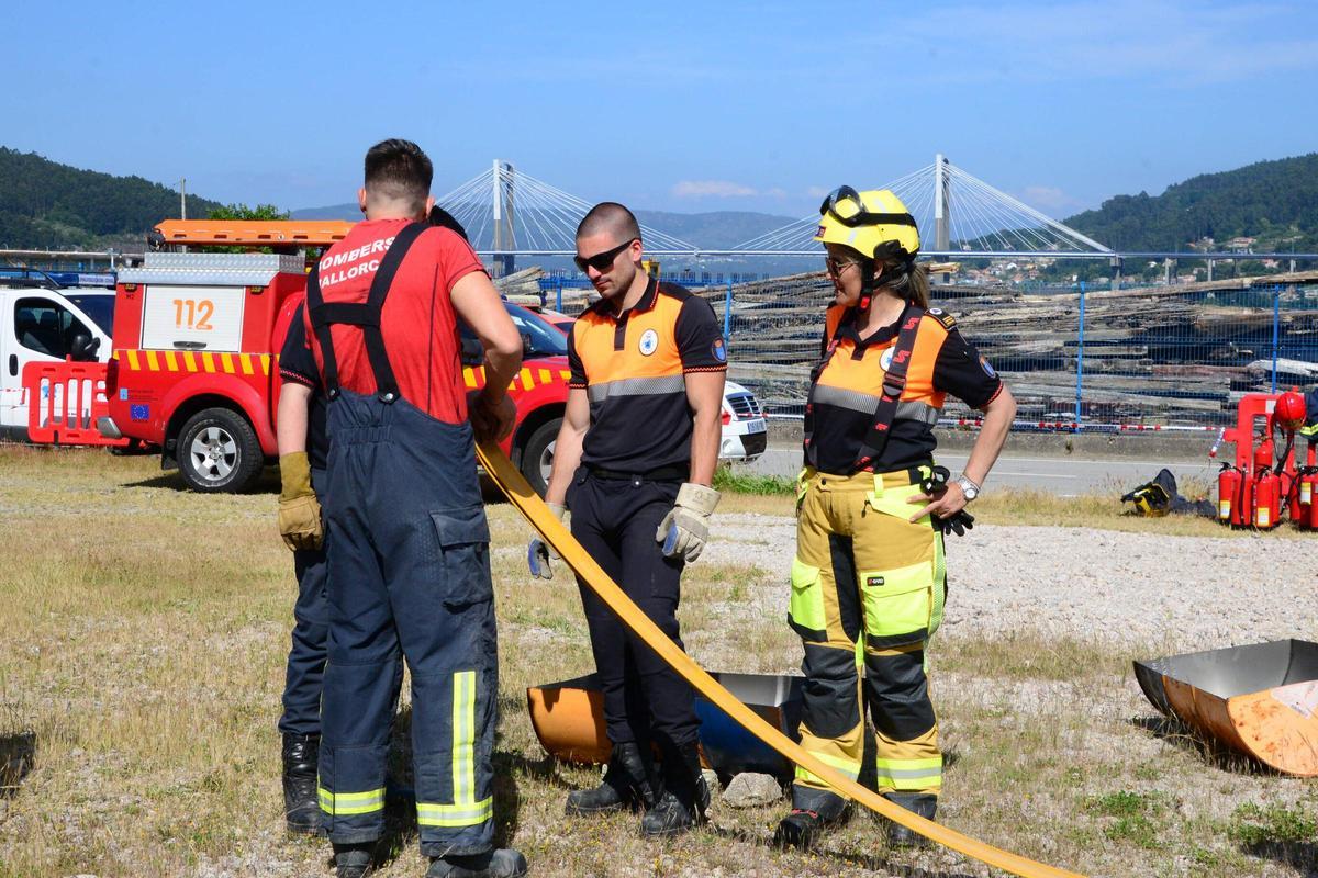 Voluntarios de Protección Civil de toda Galicia se forman contra el fuego en Domaio Voluntarios de Protección Civil de toda Galicia se forman contra el fuego en Domaio