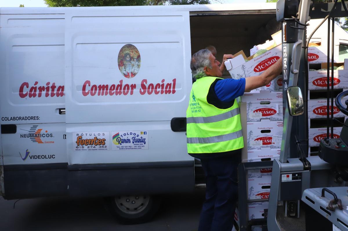 Un voluntario cargando cajas de alimentos