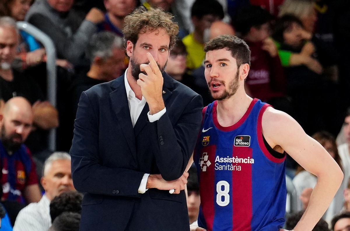 Grimau da instrucciones a Brizuela durante el encuentro ante el Covirán Granada