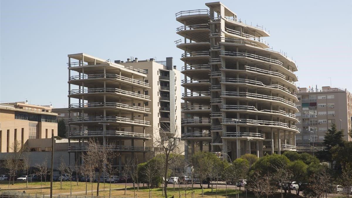 Los dos bloques inacabados que serán expropiados por el Ayuntamiento de Sant Joan Despí.