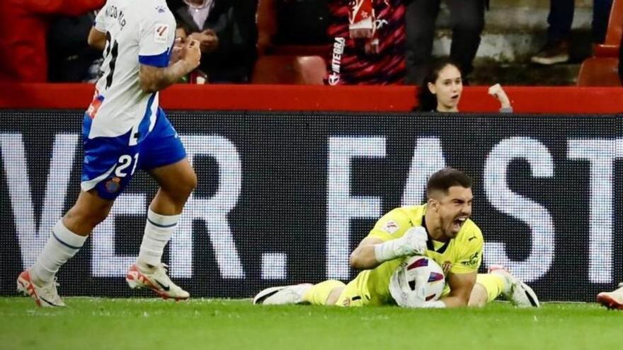 Rubén Yáñez celebra la parada del penalti ante el Espanyol.