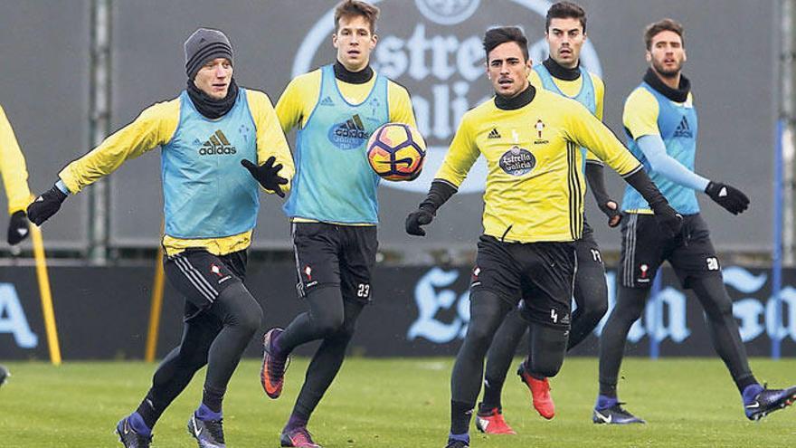 Wass y Costas corren tras un balón en un entrenamiento. // RICARDO GROBAS