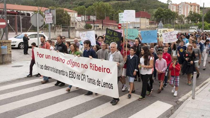 Padres, alumnos, profesores y otros vecinos en la manifestación de Ribadavia. // Brais Lorenzo