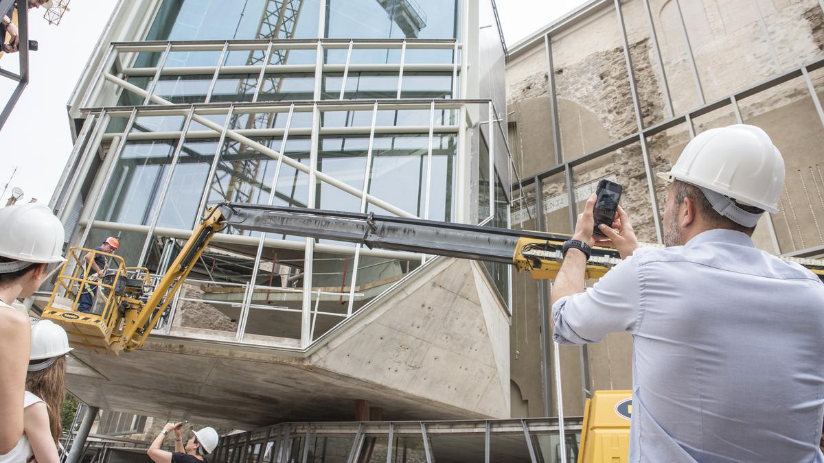 L&#039;alcalde fotografiant el nou volum afegit a la façana del futur Museu del Barroc de Catalunya