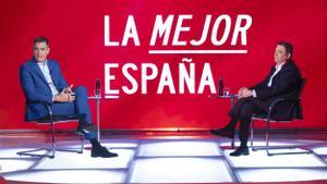 Pedro Sánchez conversa con Luis Planas en un acto del PSOE.