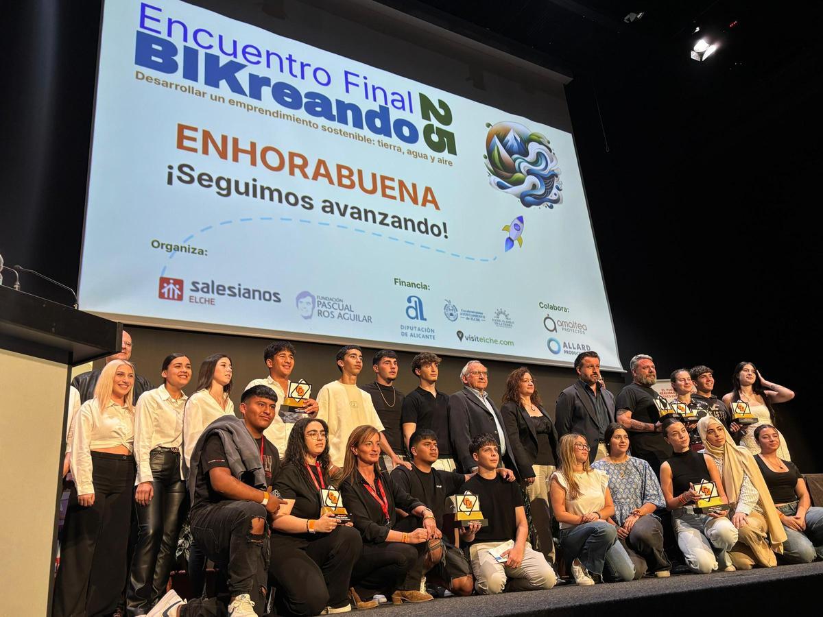 Los premiados de Bikreando 2025 en la foto de familia tras recibir sus galardones