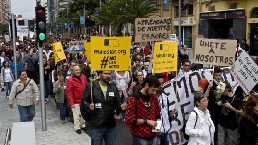 Un momento del comienzo de la manifestación que ayer recorrió el centro de Alicante.