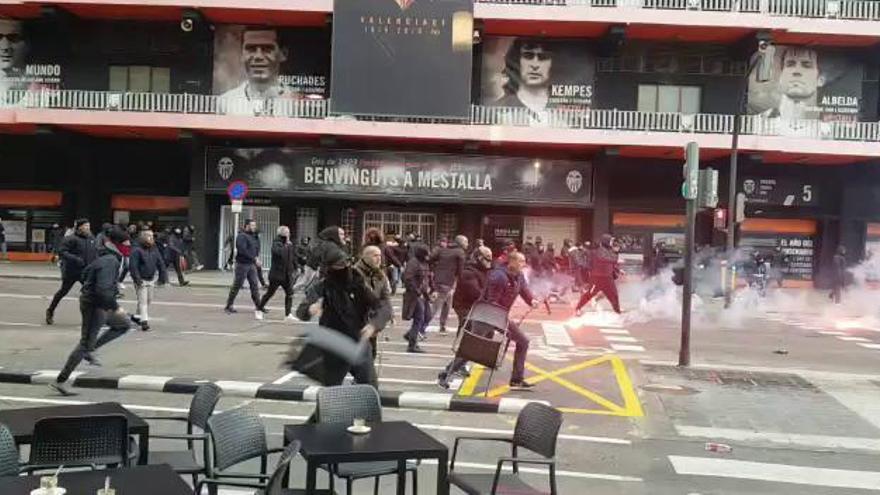 Pelea en Mestalla entre radicales