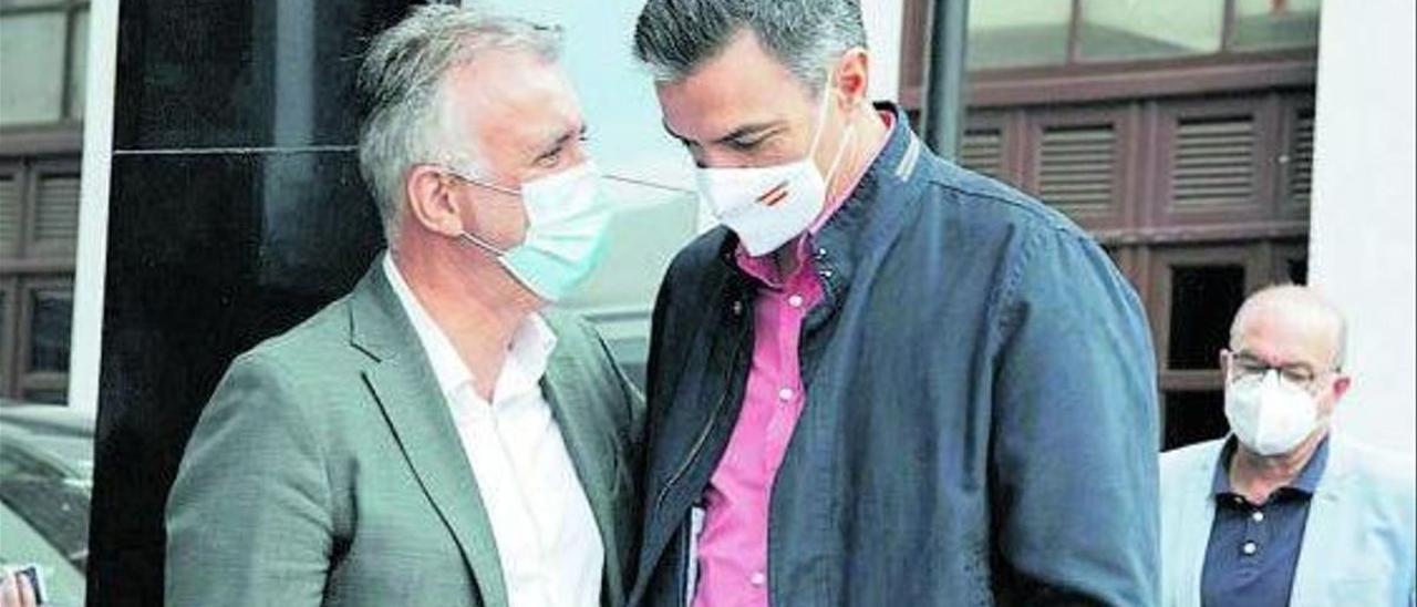 Ángel Víctor Torres recibe a Pedro Sánchez en una de sus última visitas a La Palma.