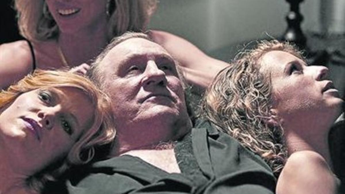 Un fotograma de 'Welcome to New York', con Gérard Depardieu como DSK en el centro de la imagen.