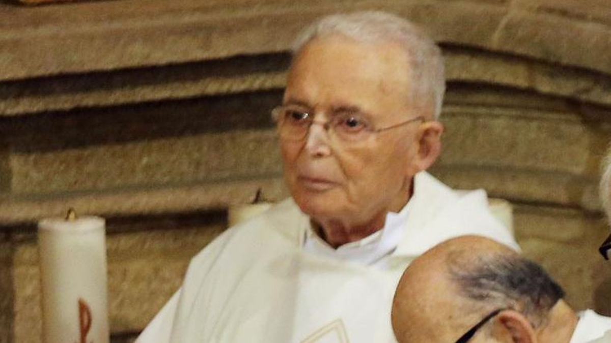 El sacerdote Juan Manuel González Blanco (1º i.) al celebrar sus 60 años de oficio en 2016