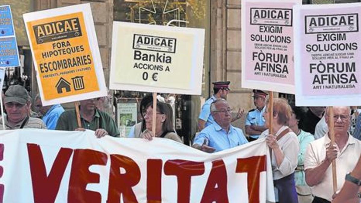 Concentración de afectados por las cláusulas suelo y las preferentes ante la sede de la Oficina de la Comisión Europea en Barcelona, en el 2013.