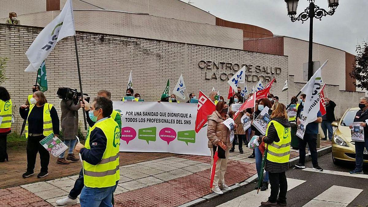 La protesta convocada ayer a las puertas del ambulatorio de La Corredoria.