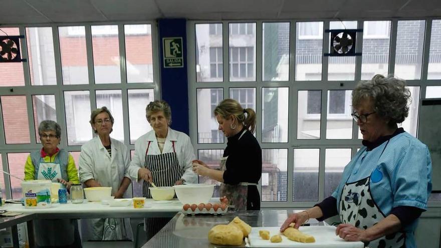 Carmen Álvarez, Teresa González, Celestina del Valle, Ana Suárez y María Antonia Rosa, elaborando marañuelas en Luanco.