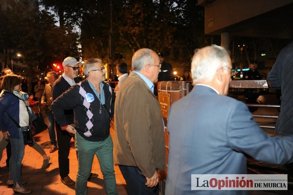 La noche de protesta de los agricultores se pasa con migas