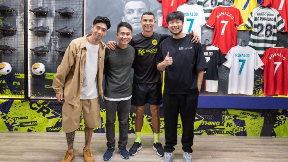 Kiat Lim, hijo de Peter, junto a Cristiano Ronaldo