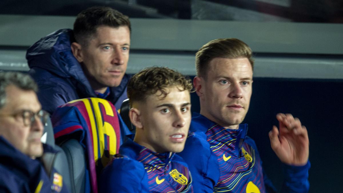 Ter Stegen en el banquillo junto a Fermín y Lewandowski antes de empezar el partido de liga entre el Barça y el Osasuna.
