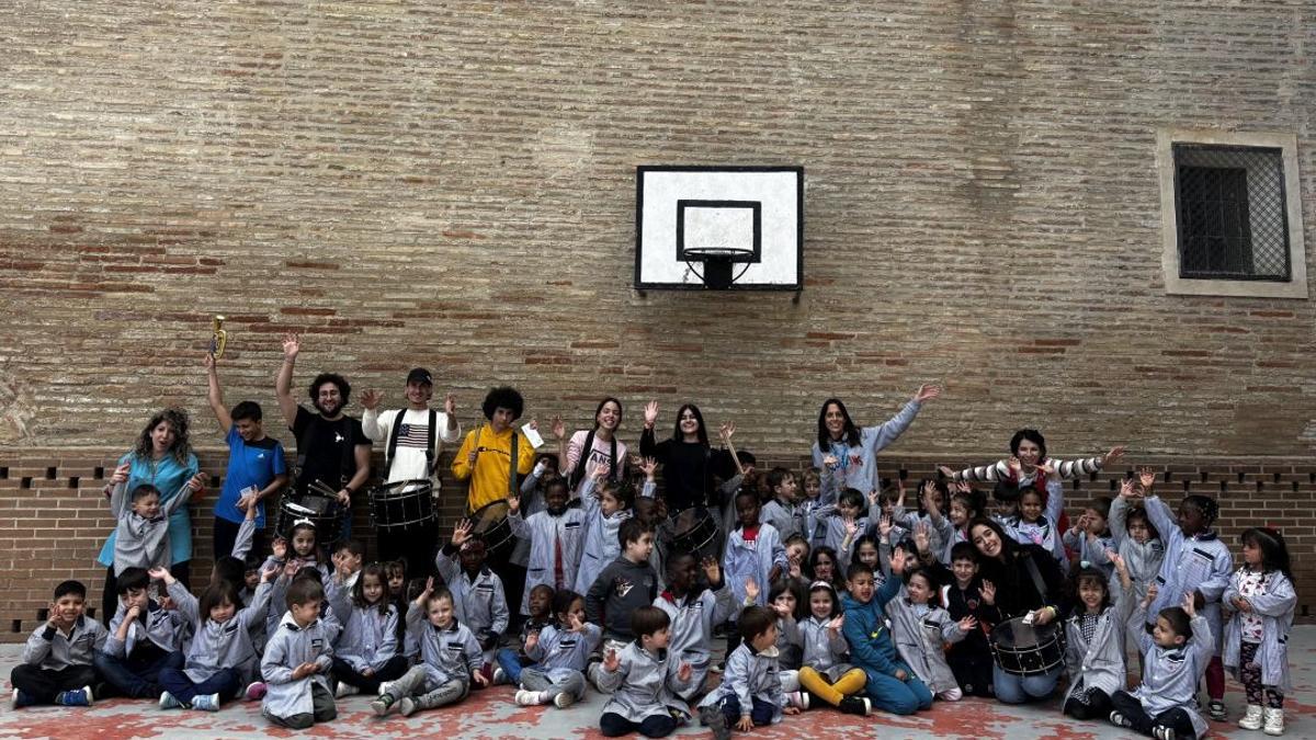 Alumnos del Colegio San José de Calasanz Escolapios con sus instrumentos de Semana Santa