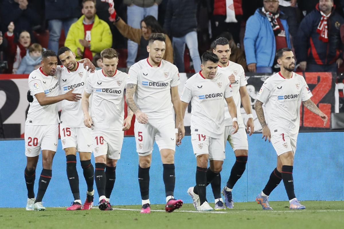 El Sevilla aprieta a un Elche que se acerca a Segunda.
