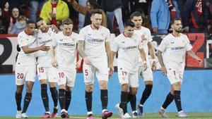 Sevilla, 28/01/2023.- Los jugadores del Sevilla celebran uno de los goles conseguido por el equipo andaluz durante el encuentro correspondiente a la jornada 19 que Sevilla FC y Elche CF disputan hoy sábado en el estadio Sánchez-Pizjuán, en Sevilla. EFE/José Manuel Vidal.