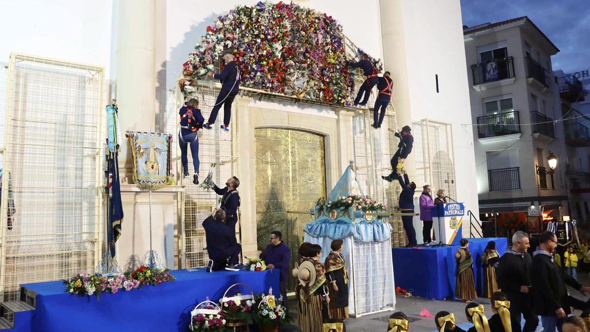 Los organizadores de los actos se concentran en los adornos florales para la romería.