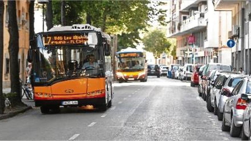 Una fotografia d&#039;arxiu de dos autobusos urbans de la ciutat de Girona.